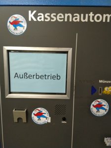 Ein Kassenautomat ist nicht außer Betrieb, sondern zeigt einen Außerbetrieb an.