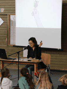 Inka Overbeck bei einer Lesung aus den Münster Krimi Kids