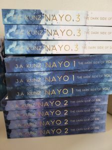 Bücherstapel der Nayo-Reihe von J.A. Kunz