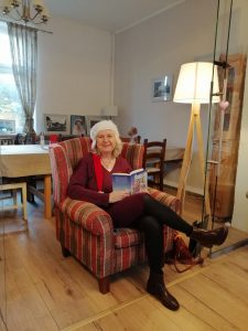 Erzählerin Sigrid Varduhn mit ihrer Geschichtensammlung